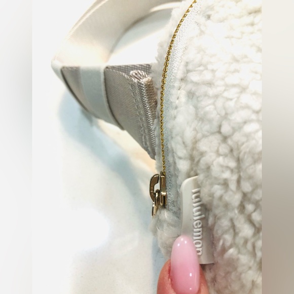 lululemon athletica Crossbody Bag WHT/GOLD - Picture 4 of 6